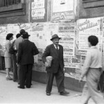 Foto: Referendum 1946 Milano. Piazza Missori. Passanti intenti a leggere manifesti elettorali monarchici e repubblicani per l'assemblea costituente del 2 giugno 1946. Autore: Patellani, Federico